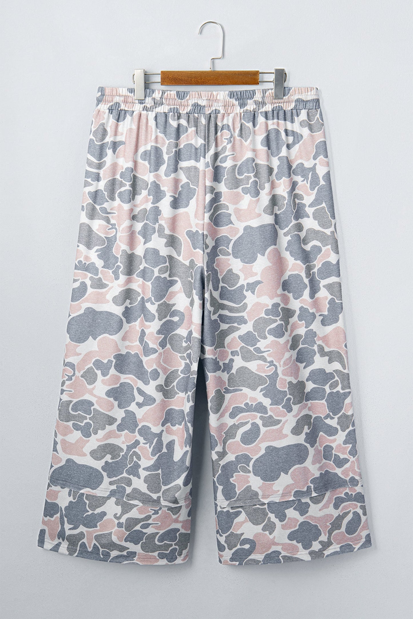 Plus Size Camo Patch Pocket Drawstring Cropped Pants